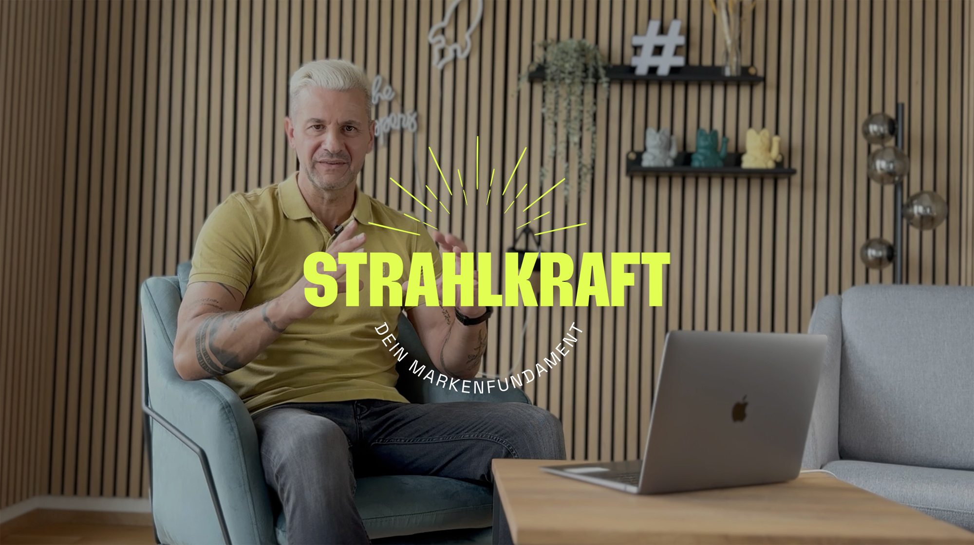 Marco im Erklärvideo zur Strahlkraft dein Markenfundament